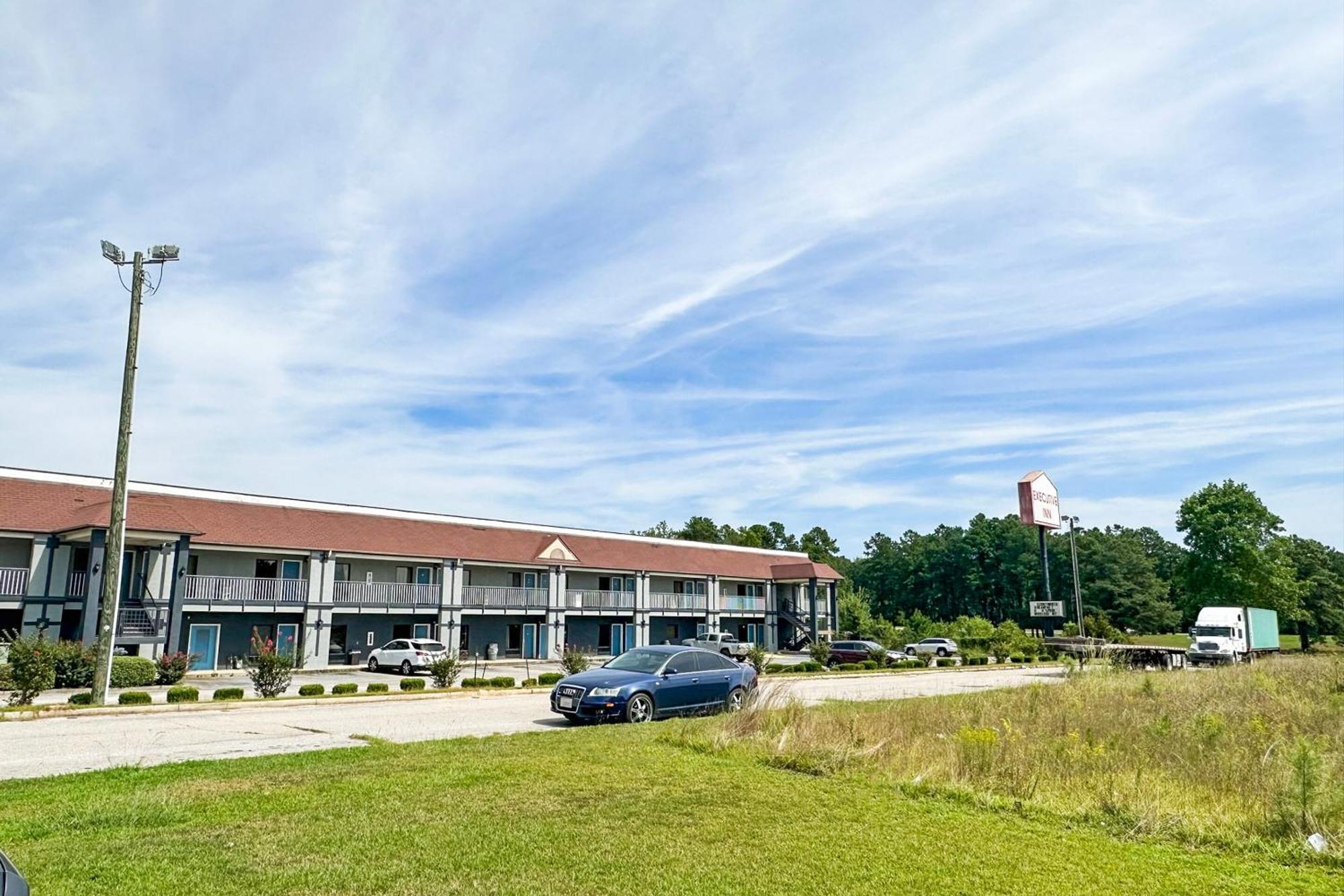 Executive Inn Ridgeway I-77 Exterior photo